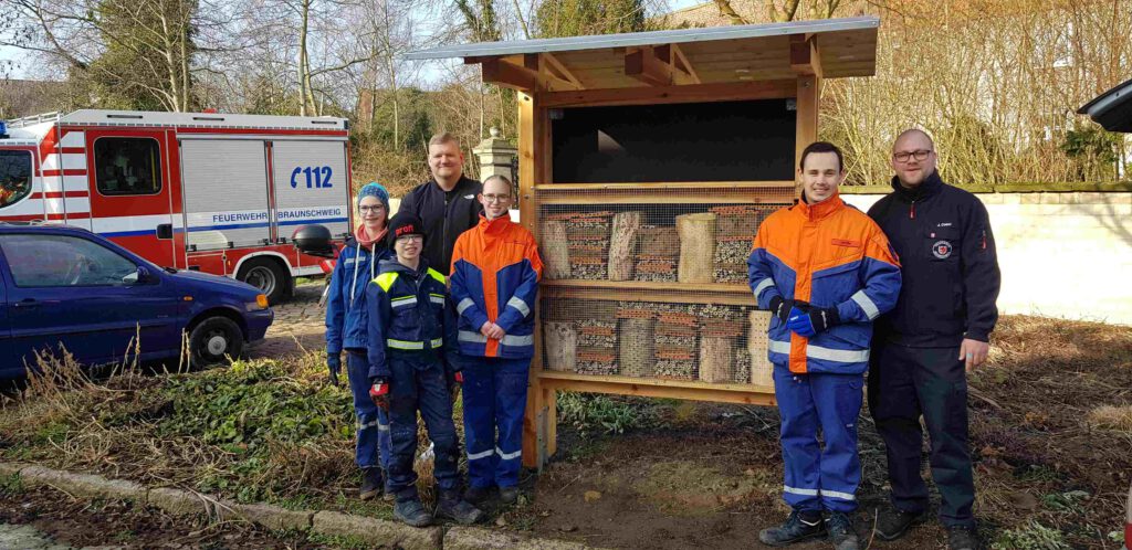Wildbienenhotel An der Wasche, Geitelde, mit den fleißigen Helfern der Jugendfeuerwehr (Foto: Klaus Hermann, Febr. 2025)