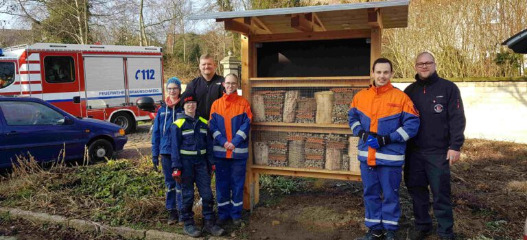 Wildbienenhotel An der Wasche, Geitelde, mit den fleißigen Helfern der Jugendfeuerwehr (Foto: Klaus Hermann, Febr. 2025)